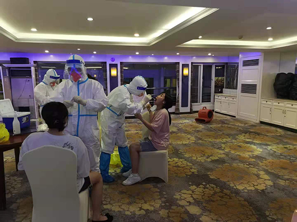 對?？慷妊疵谰S凱琳、凱蕾船員進行核酸檢測2.jpg